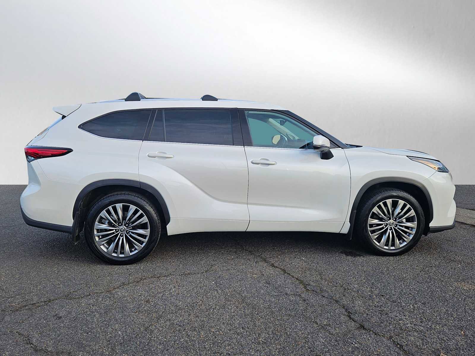 Used 2021 Toyota Highlander Platinum image 2
