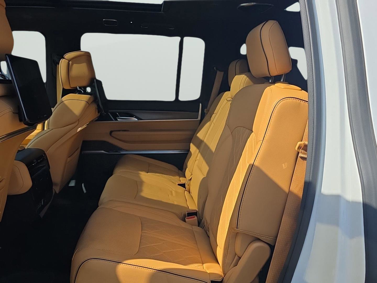 Used 2024 Jeep Grand Wagoneer Series III w/ Rear Seat Video Group 1 AWD/4WD image 59