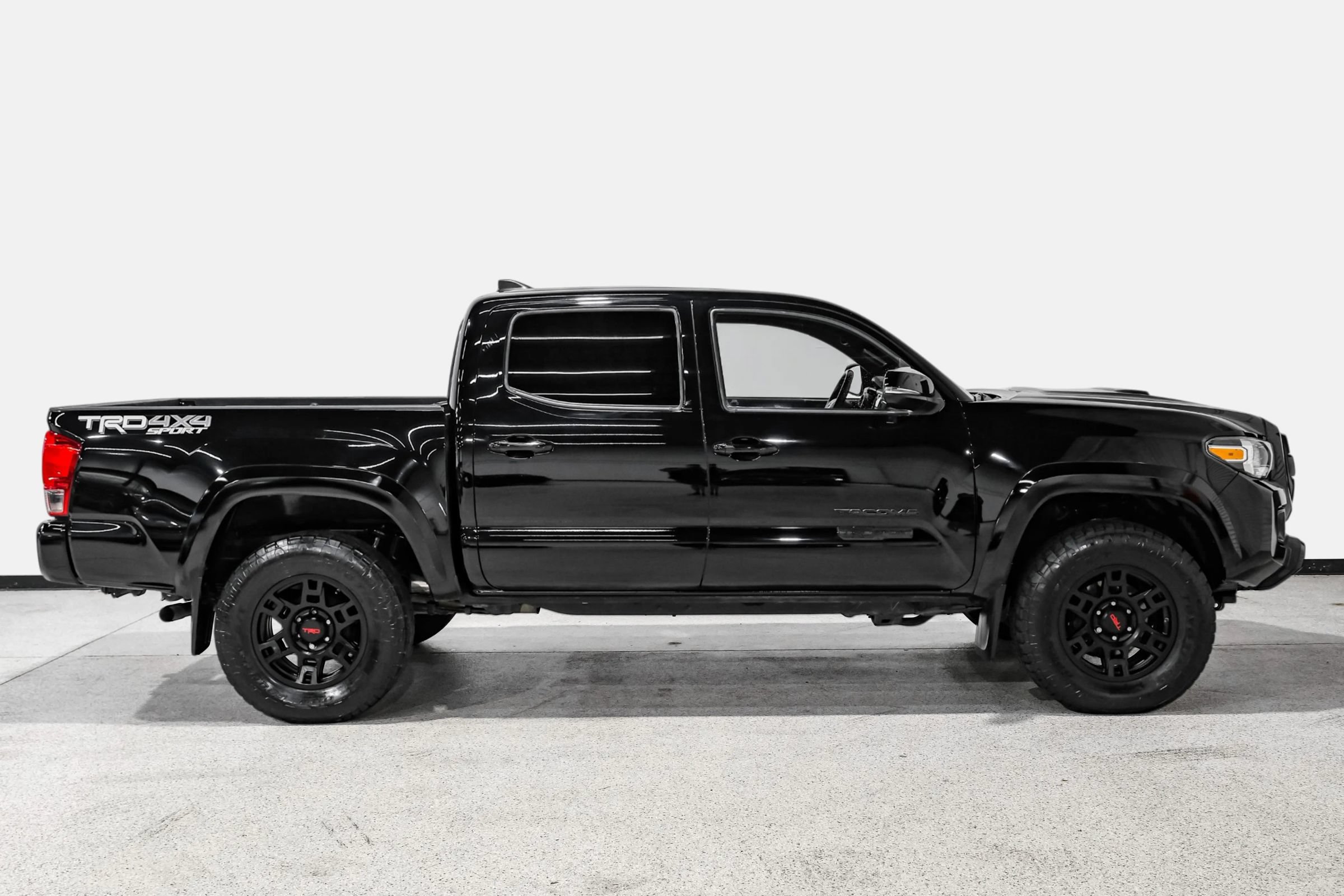 Used 2017 Toyota Tacoma TRD Sport w/ Premium & Technology Package AWD/4WD image 5