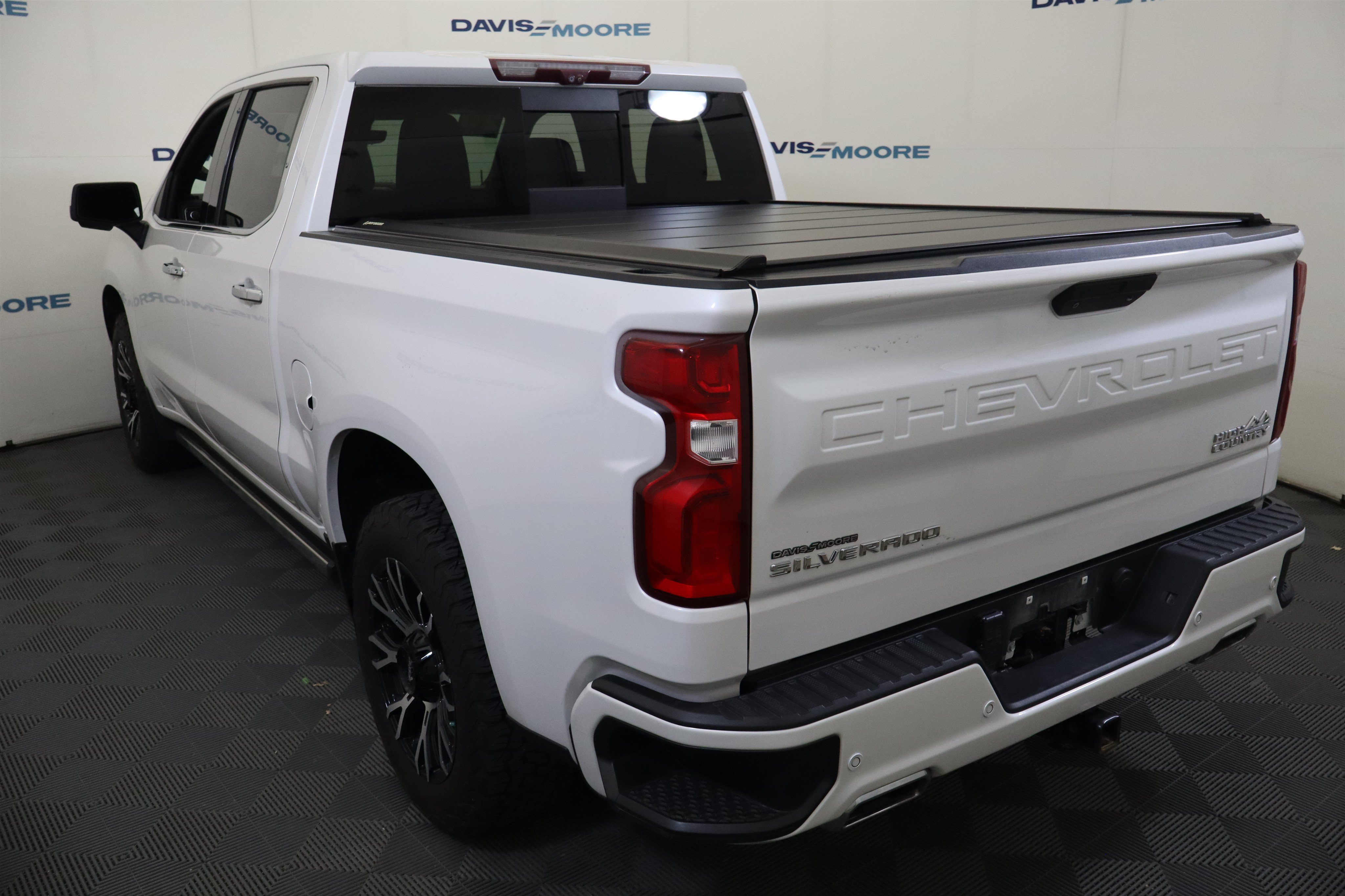 Used 2020 Chevrolet Silverado 1500 High Country w/ Technology Package AWD/4WD image 10