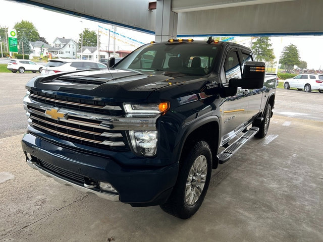Used 2022 Chevrolet Silverado 2500 High Country w/ Technology Package image 2