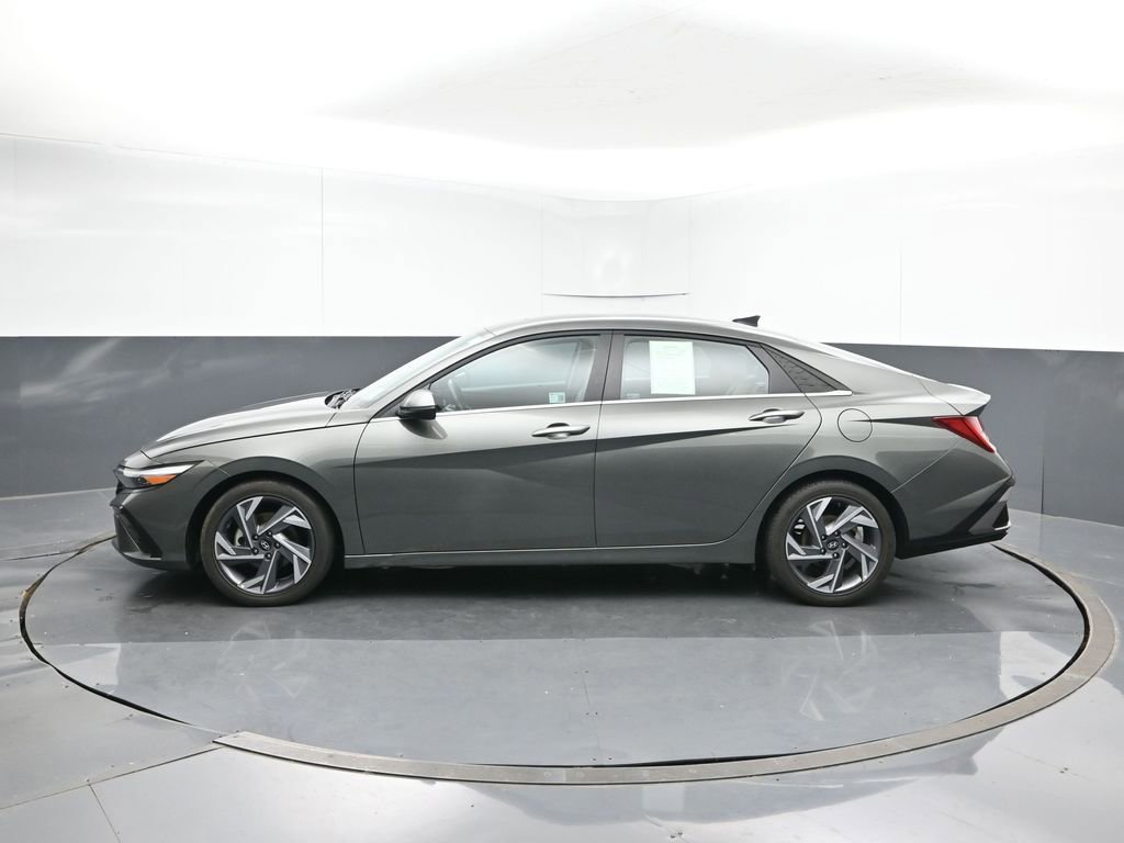 Used 2025 Hyundai Elantra Limited FWD image 3