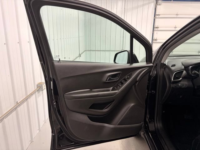 Used 2021 Chevrolet Trax LT AWD/4WD image 14