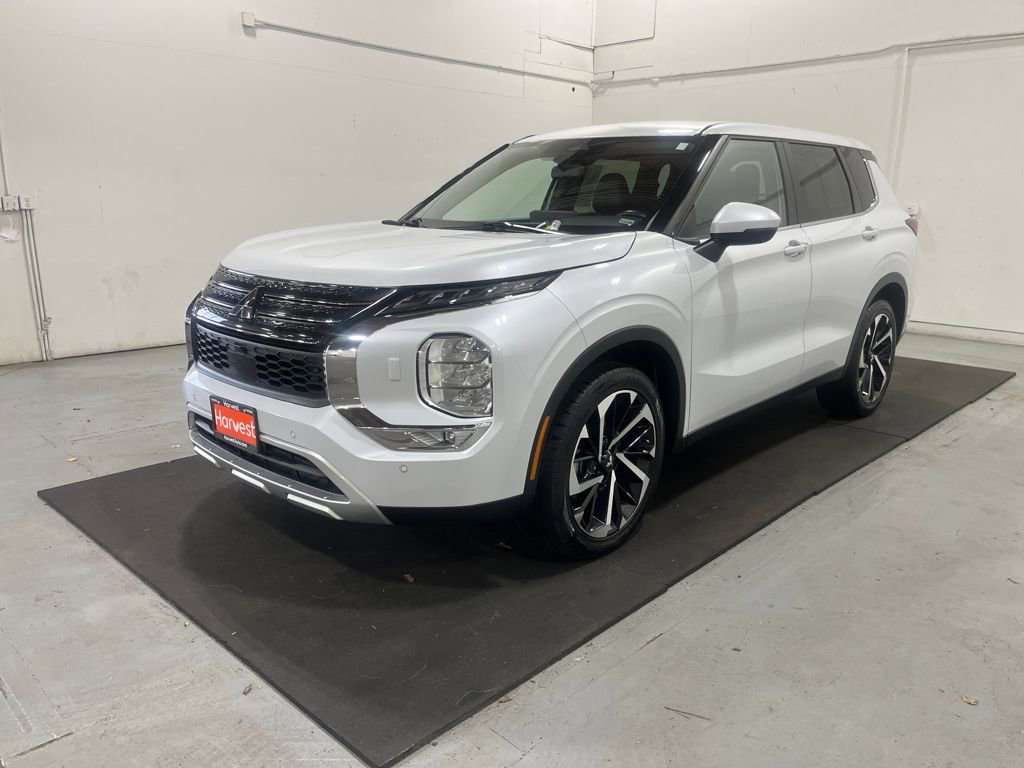 Used 2024 Mitsubishi Outlander SE image 3