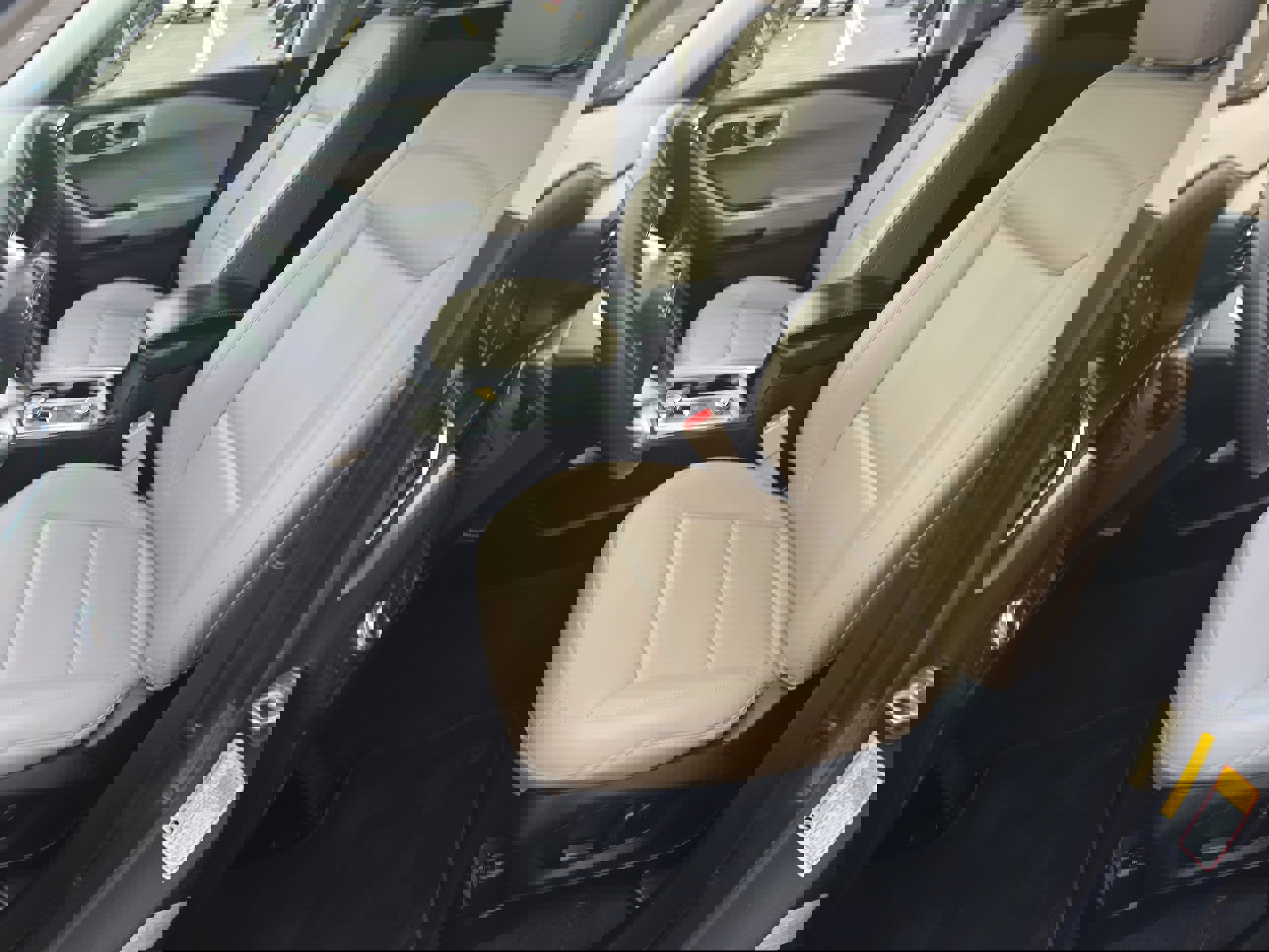 Used 2022 Ford Explorer XLT image 9