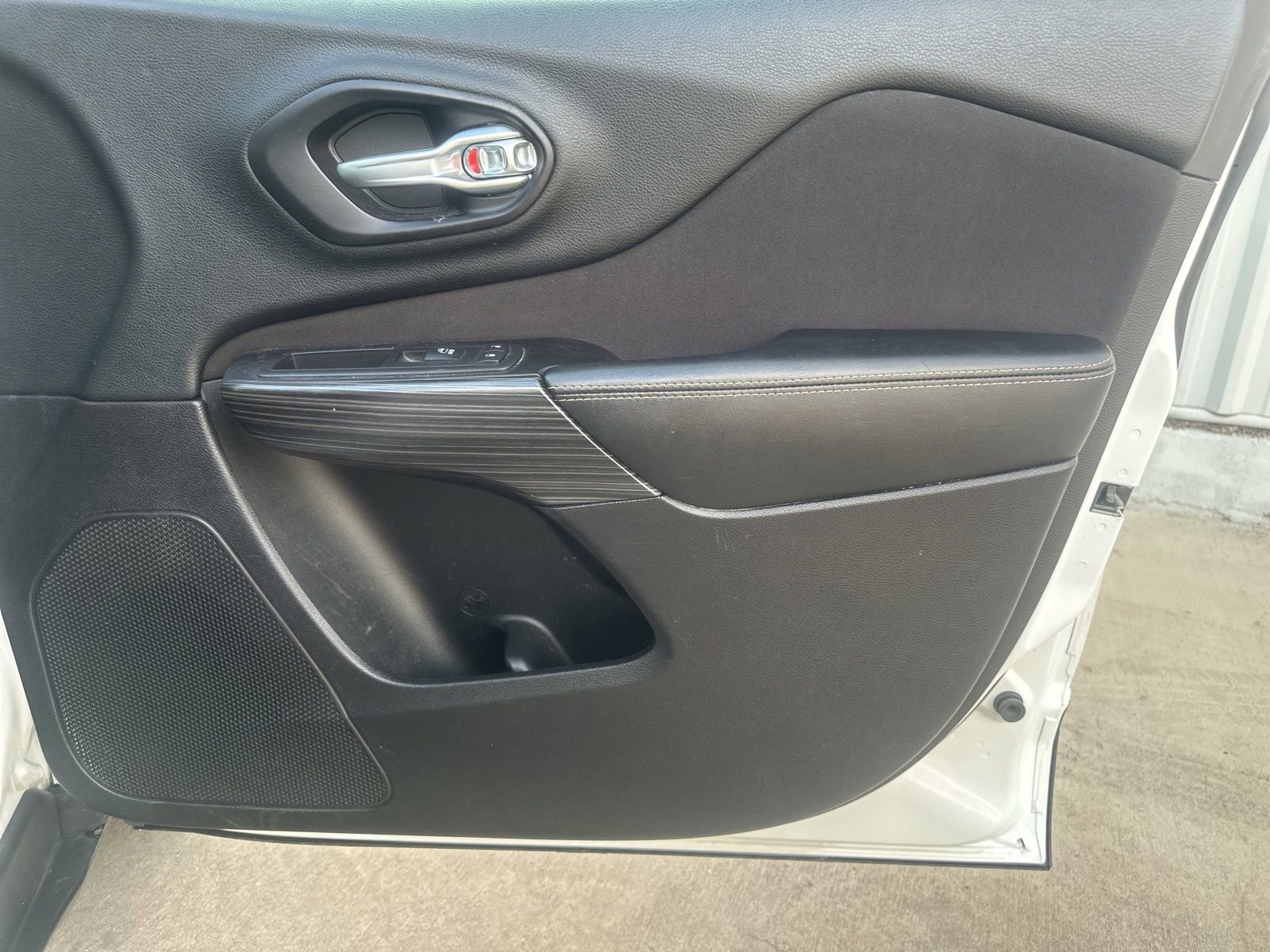 Used 2017 Jeep Cherokee Latitude w/ Comfort/Convenience Group image 17