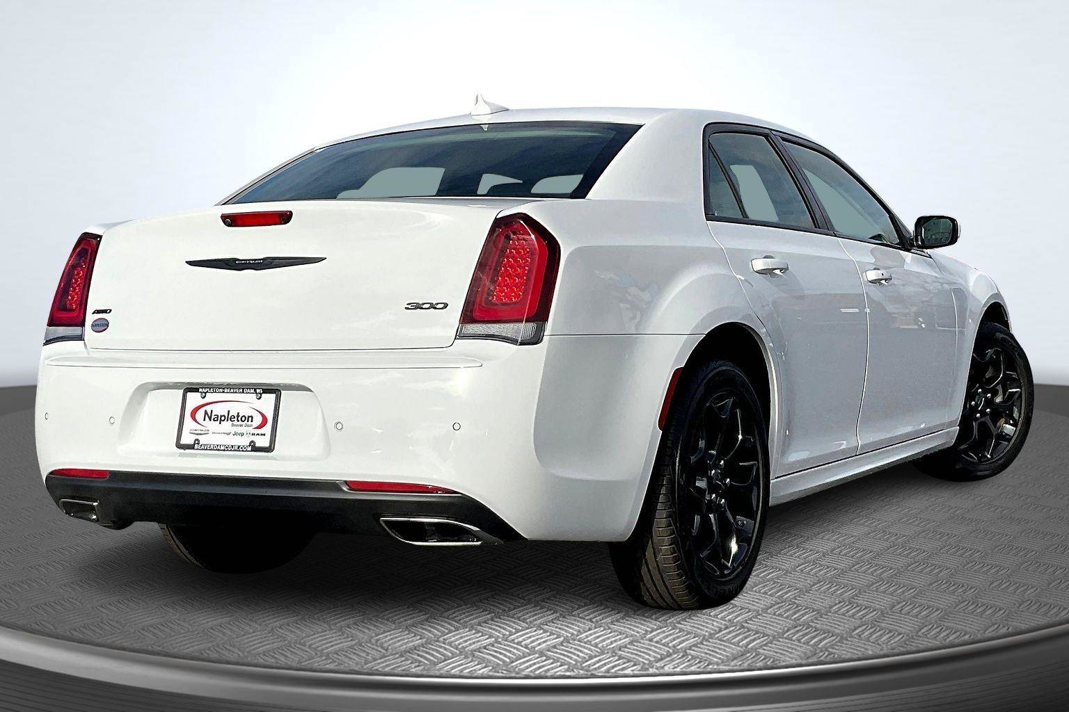 Used 2023 Chrysler 300 Touring L image 2