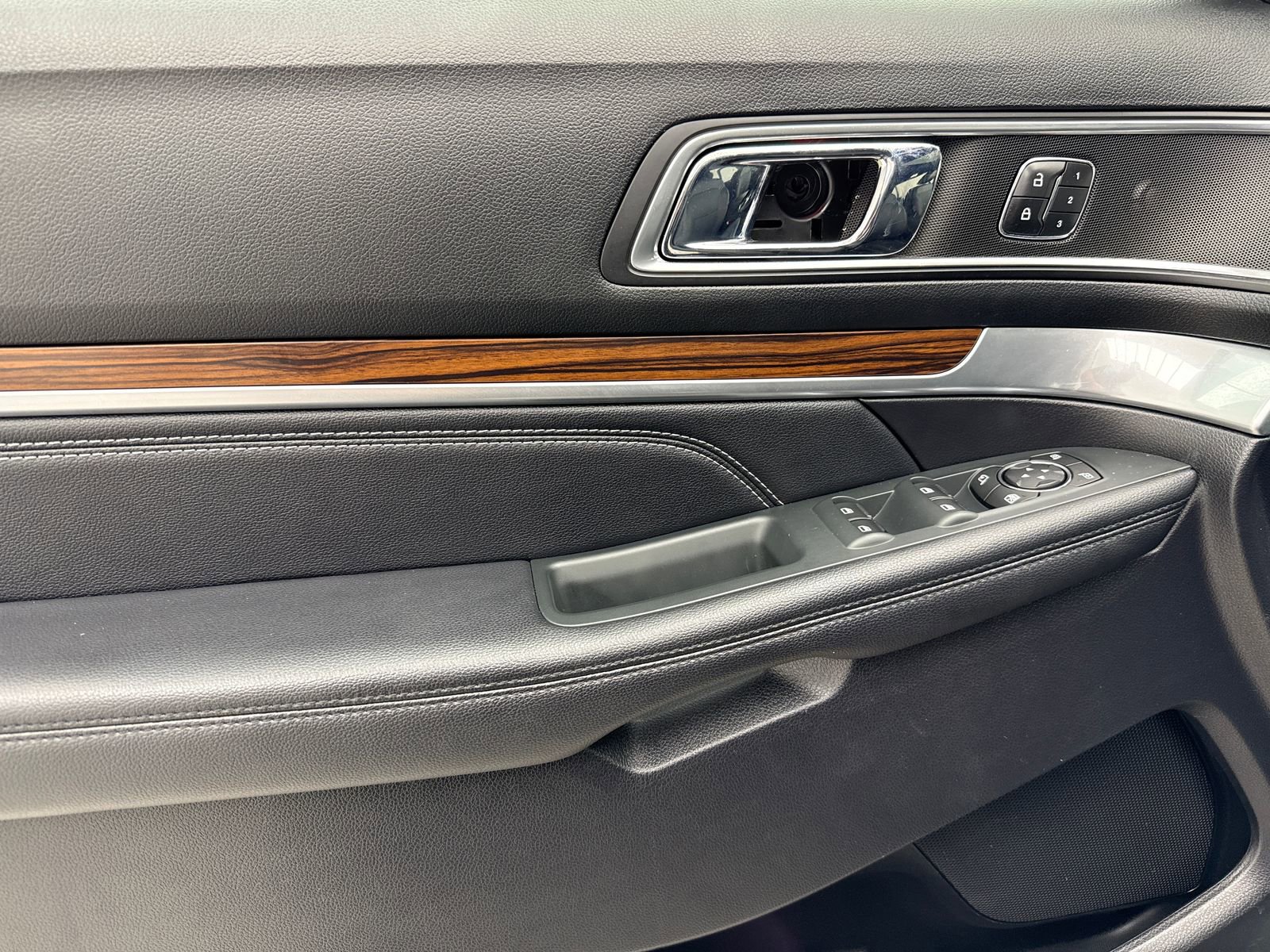 Used 2018 Ford Explorer Limited w/ Ford Safe & Smart Package FWD image 37