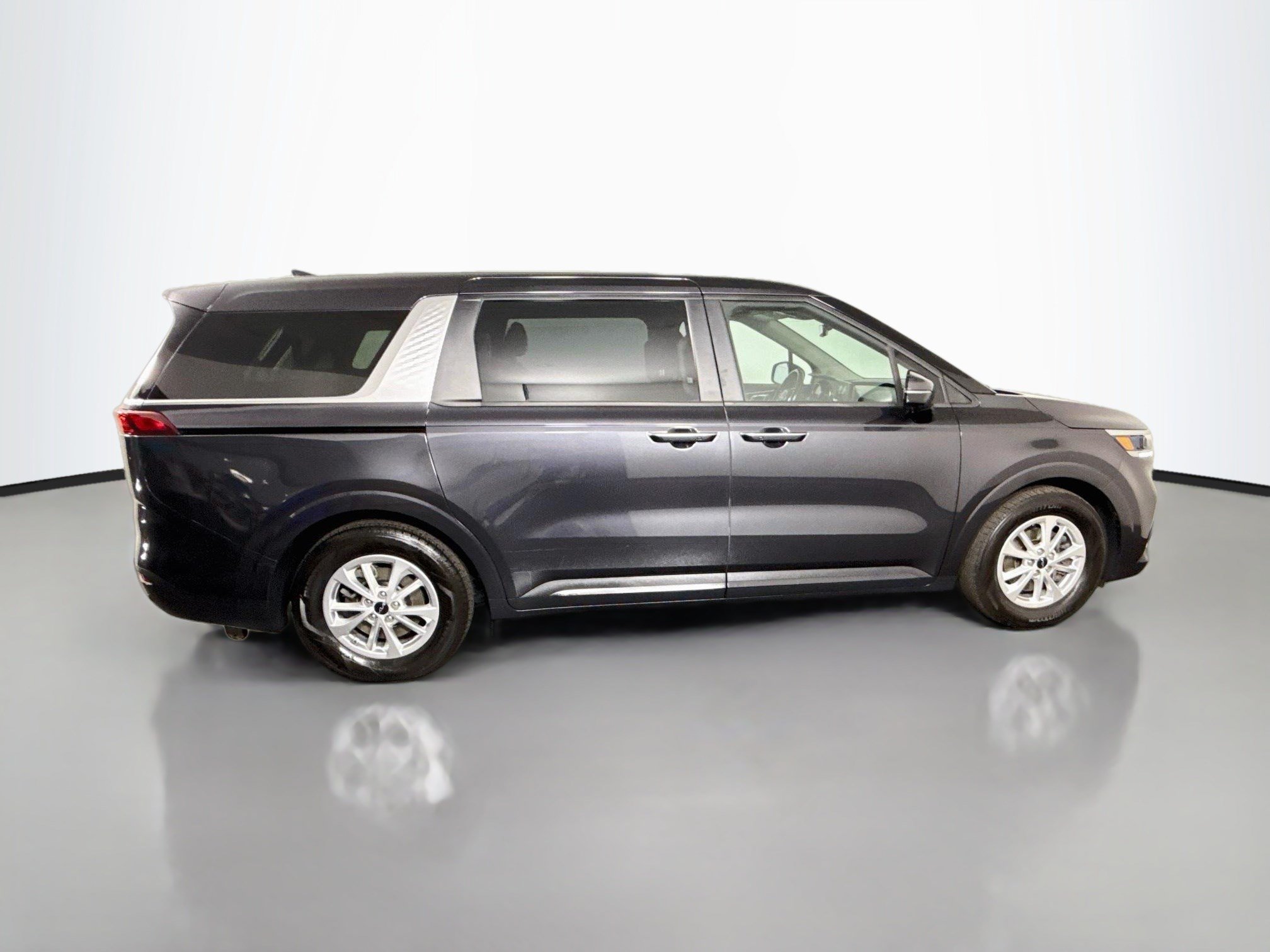 Used 2023 Kia Carnival LX FWD image 11