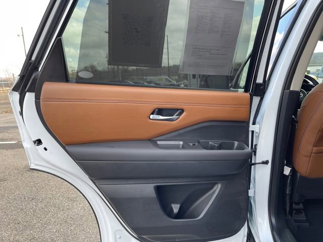 Used 2025 Nissan Pathfinder Platinum w/ Cargo Package image 31