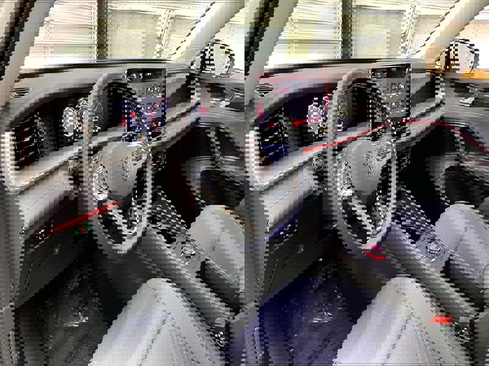 Certified 2025 Volkswagen Tiguan SE FWD image 16