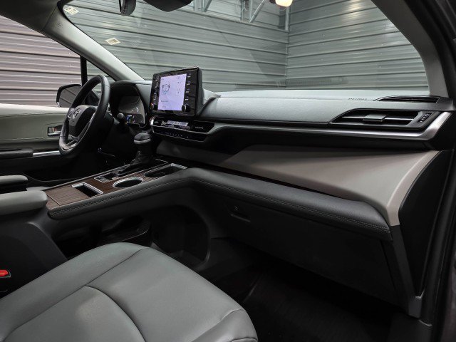 Used 2023 Toyota Sienna XLE FWD image 12