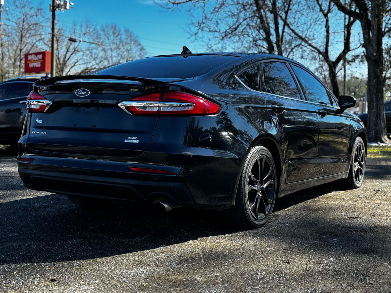Used 2019 Ford Fusion SE w/ Equipment Group 151A FWD image 2