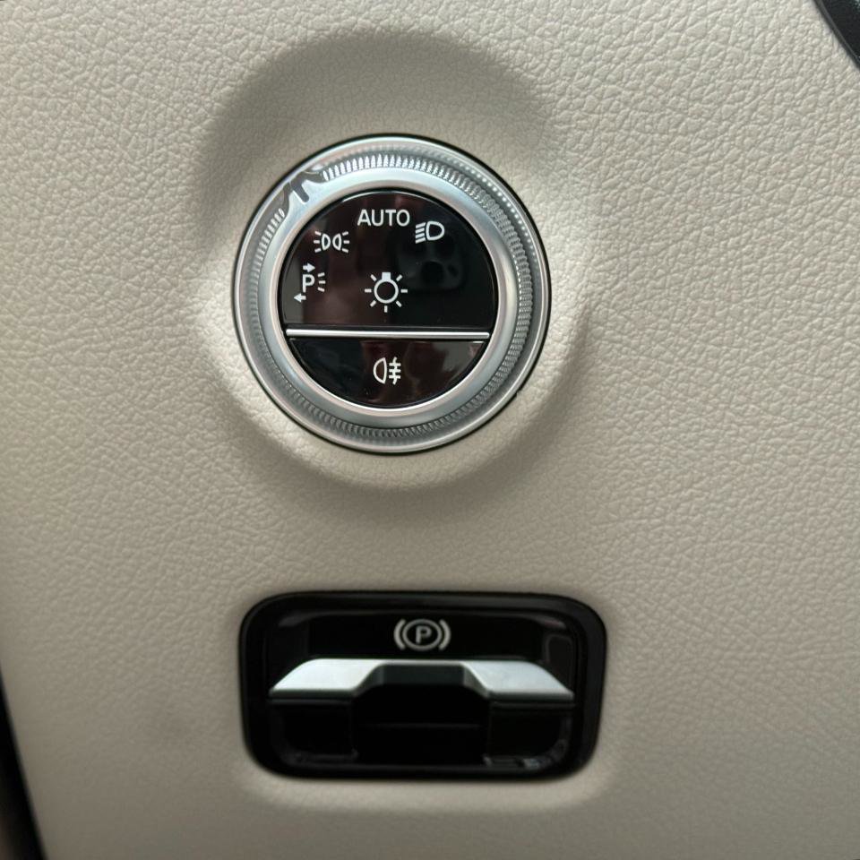 Used 2025 Mercedes-Benz C 300 Sedan w/ Exclusive Trim Package image 20