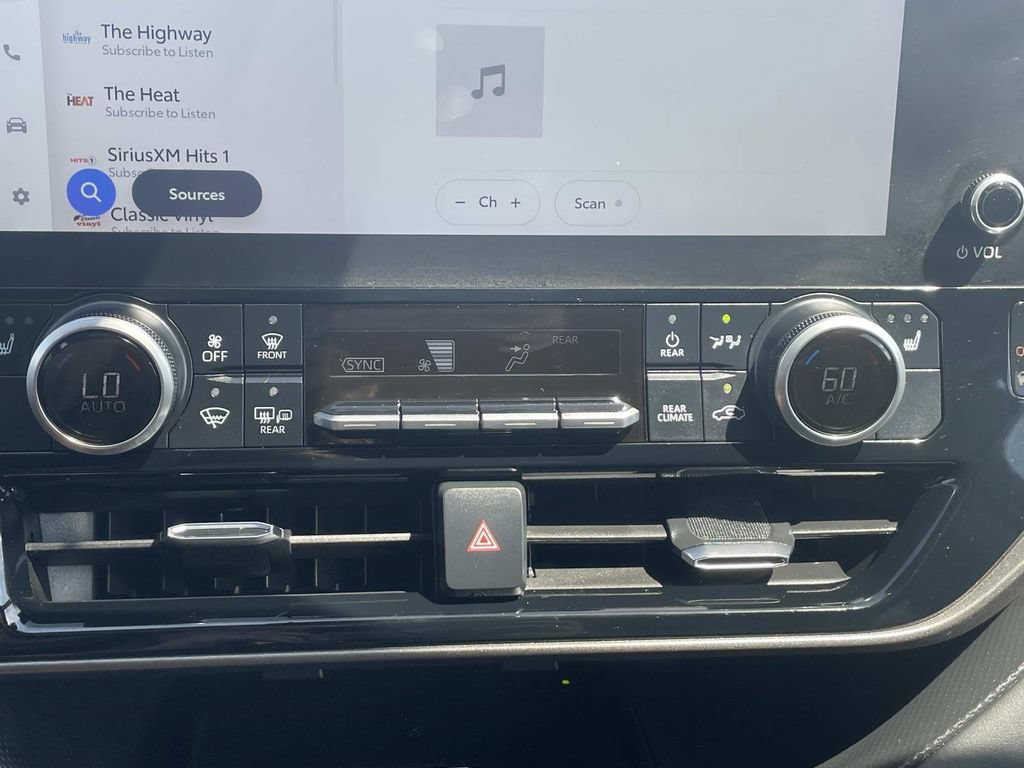 Used 2024 Toyota Highlander XLE FWD image 39