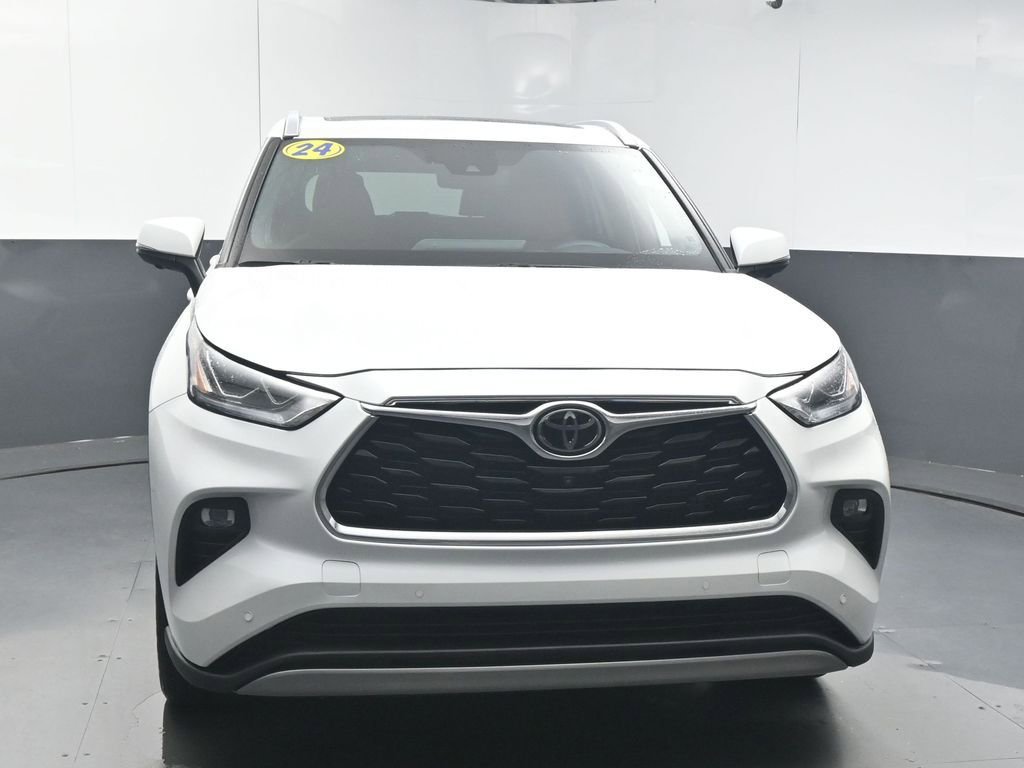 Used 2024 Toyota Highlander Platinum FWD image 3