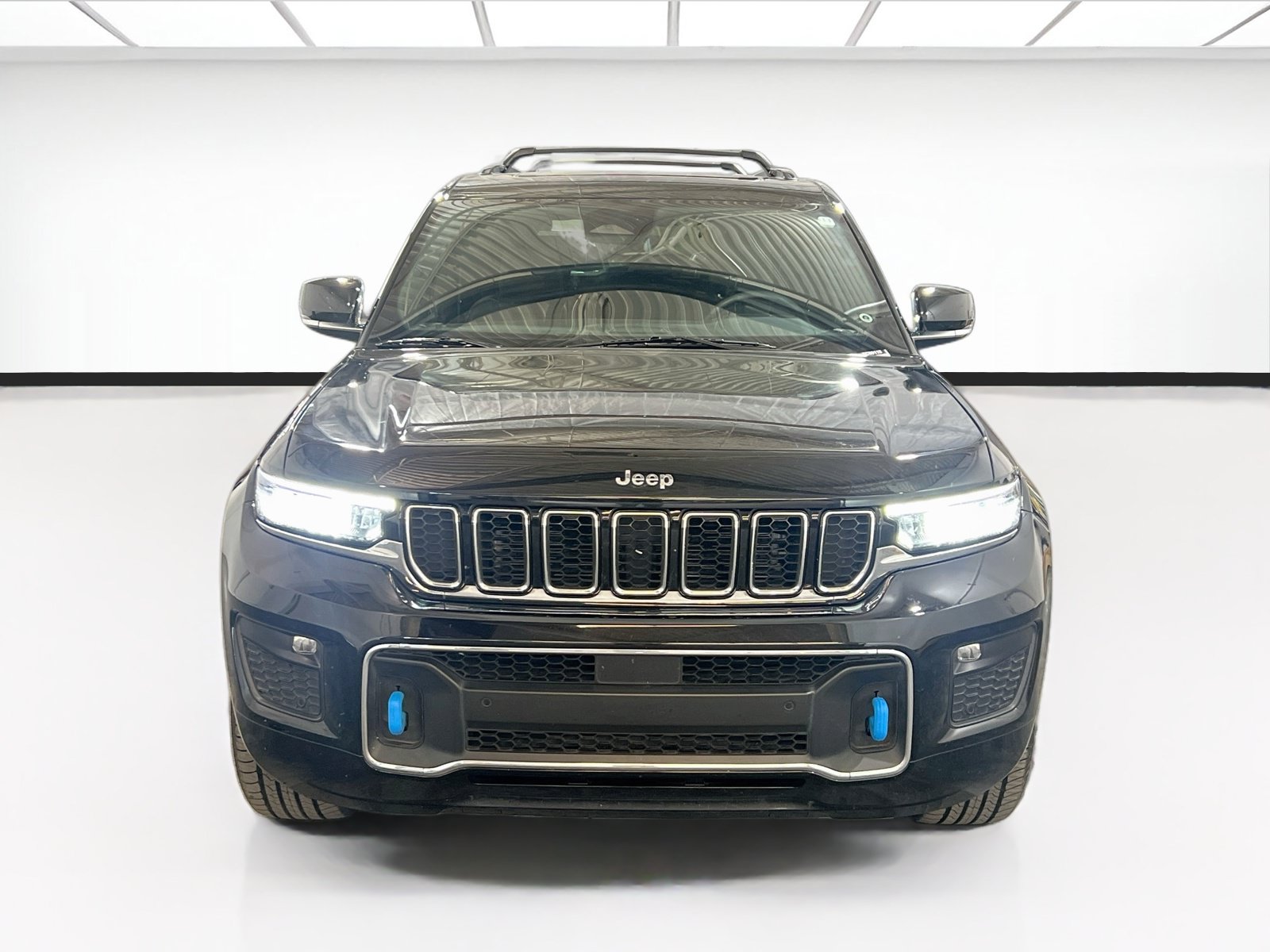 Used 2022 Jeep Grand Cherokee Overland w/ Luxury Tech Group IV AWD/4WD image 2