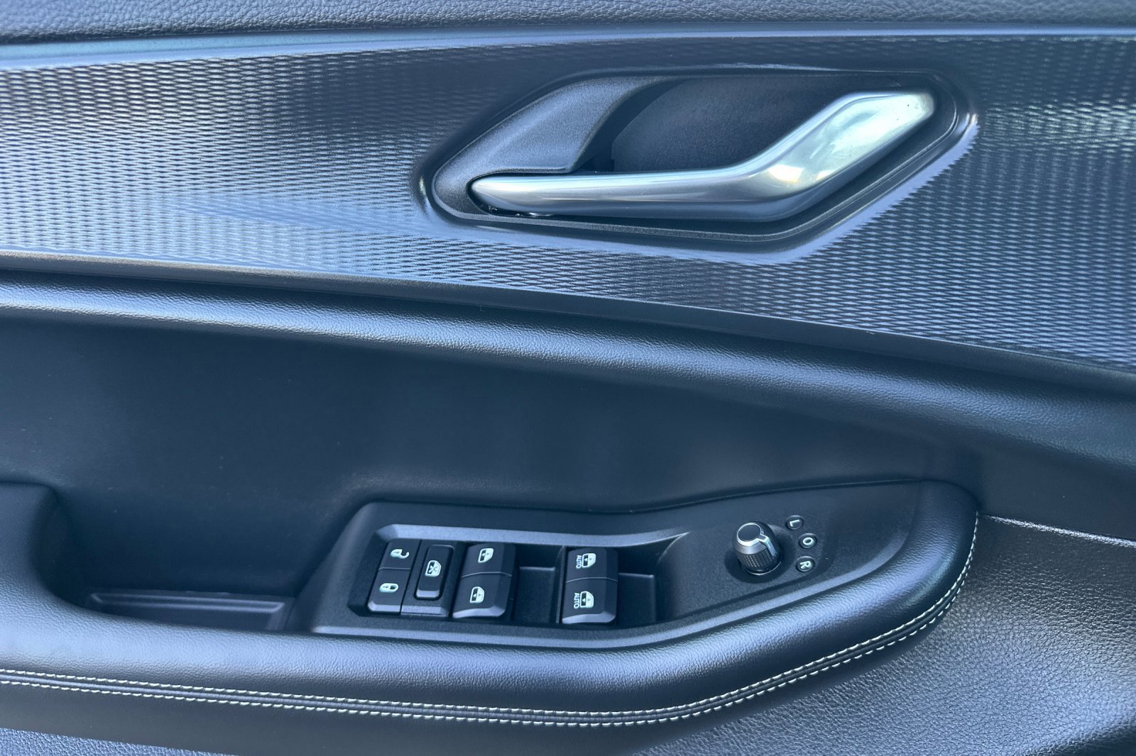 New 2025 Jeep Grand Cherokee Laredo X w/ Luxury Tech Group I image 11