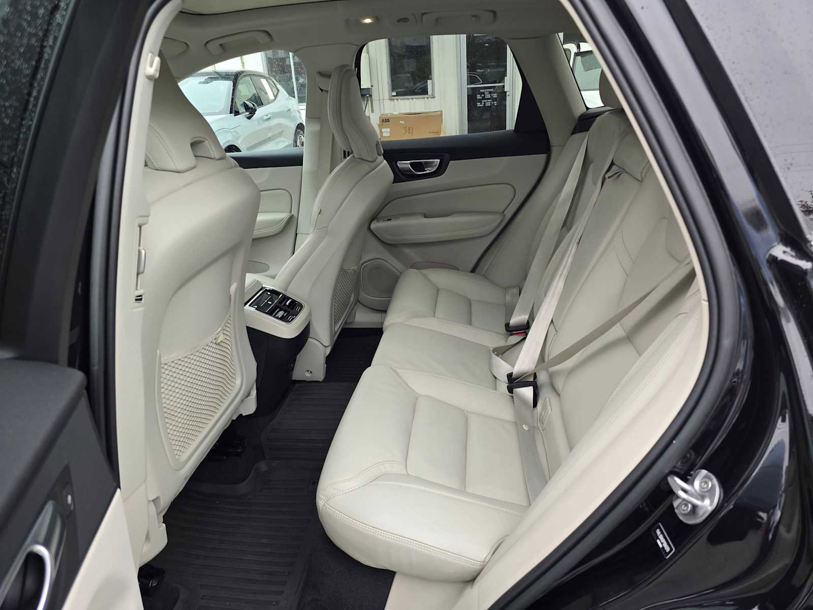 Certified 2023 Volvo XC60 B5 Ultimate w/ Climate Package image 17