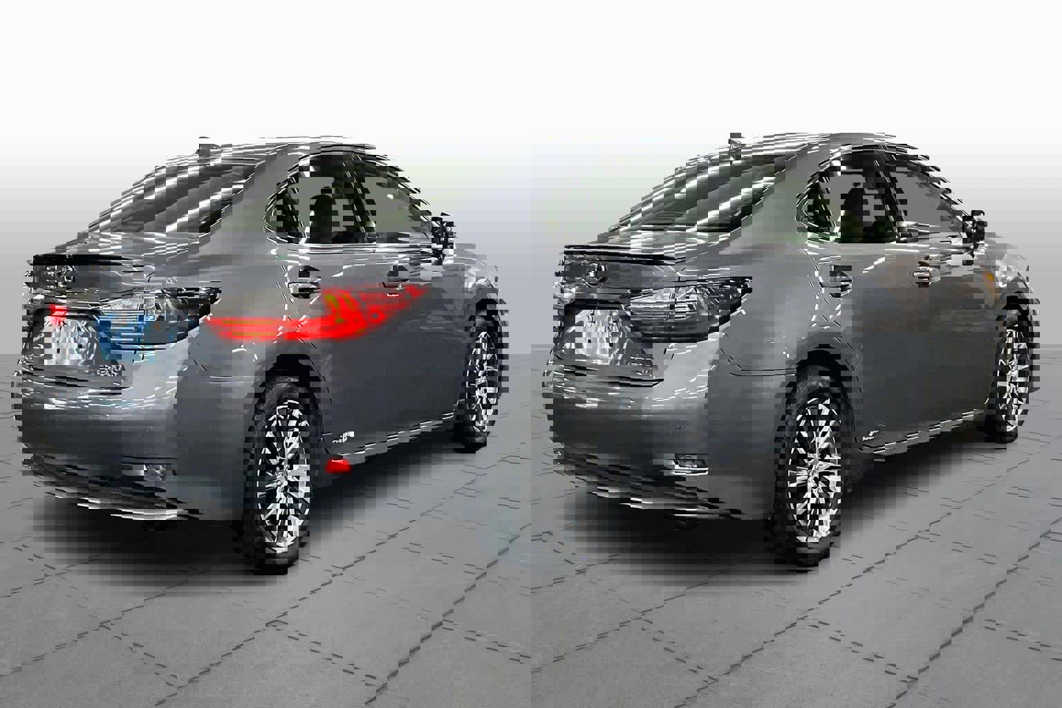 Used 2016 Lexus ES 300h w/ Luxury Package w/Wood Trim image 12