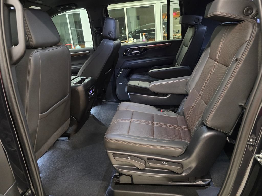 Used 2025 Chevrolet Suburban High Country RWD image 34