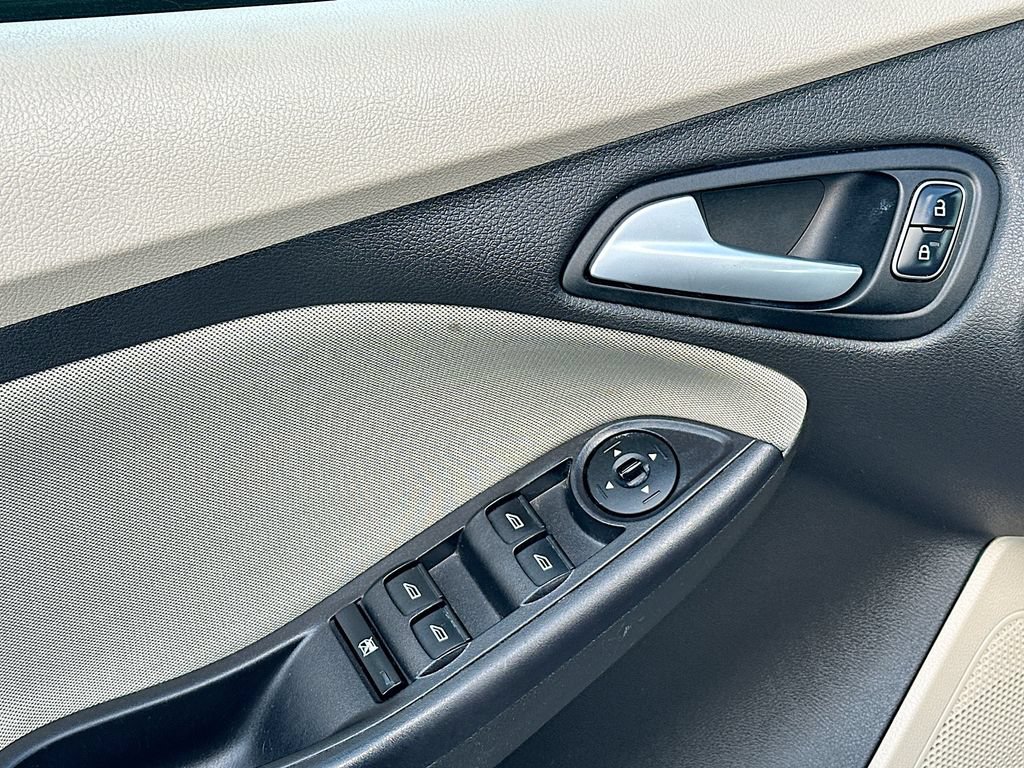 Used 2015 Ford Focus SE w/ SE Sport Package FWD image 21