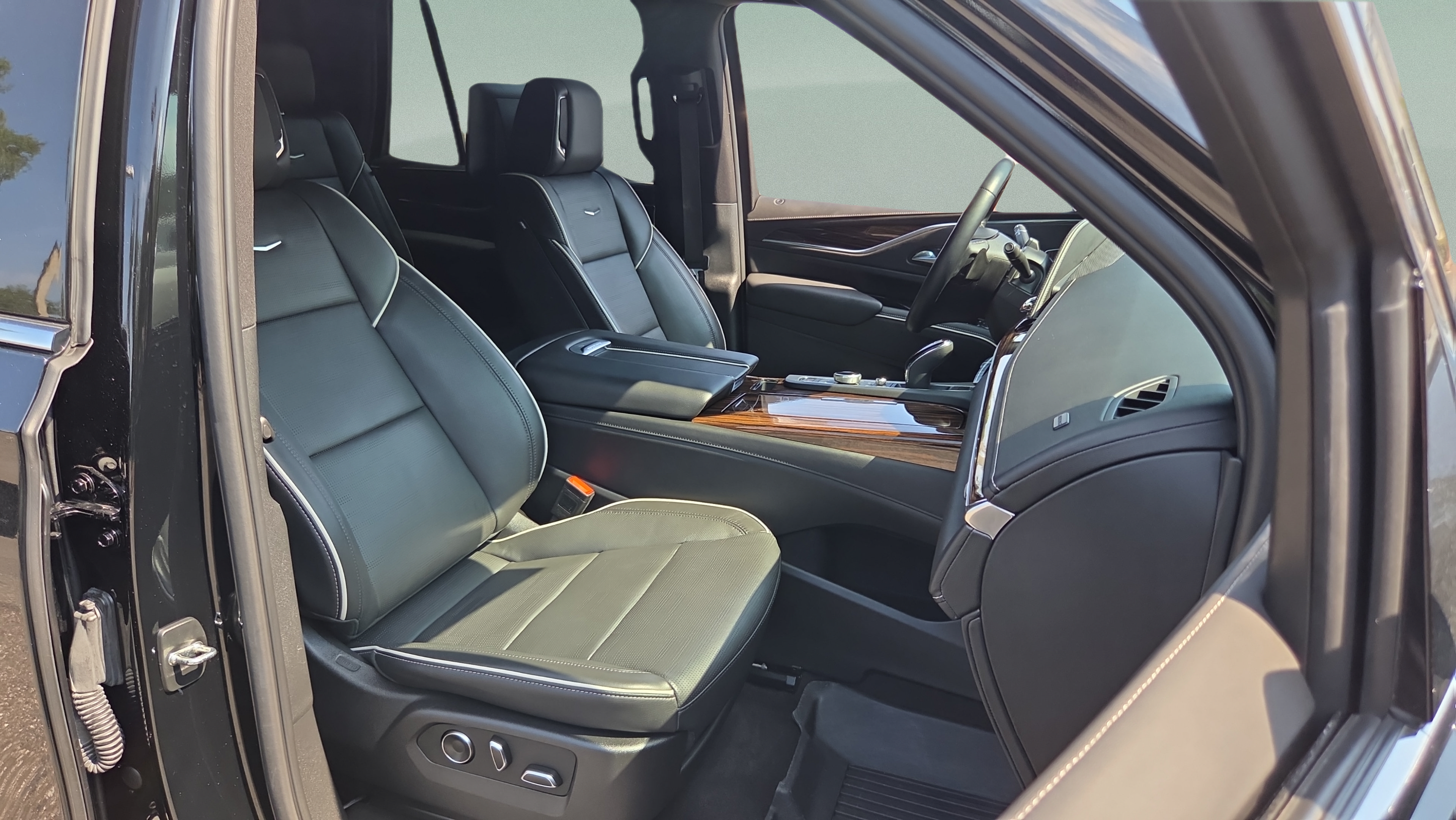 Used 2024 Cadillac Escalade Premium Luxury w/ Performance Package AWD/4WD image 16