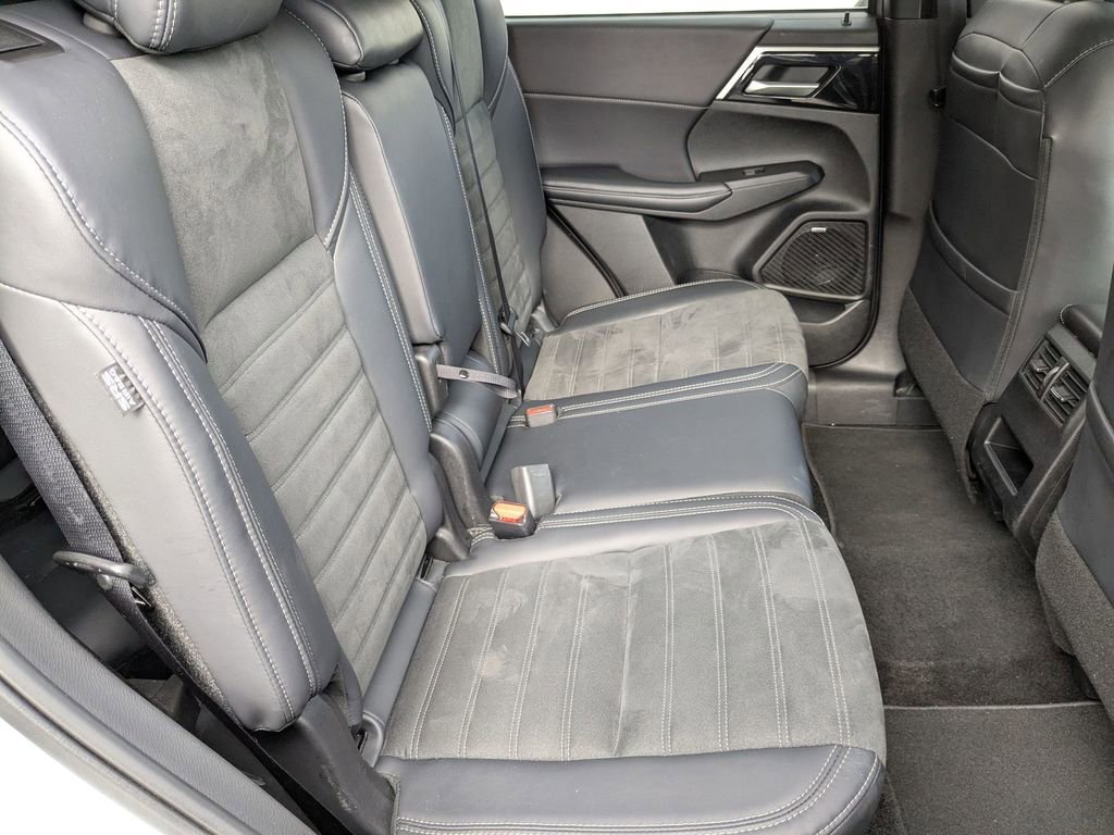 Used 2025 Mitsubishi Outlander SE image 31