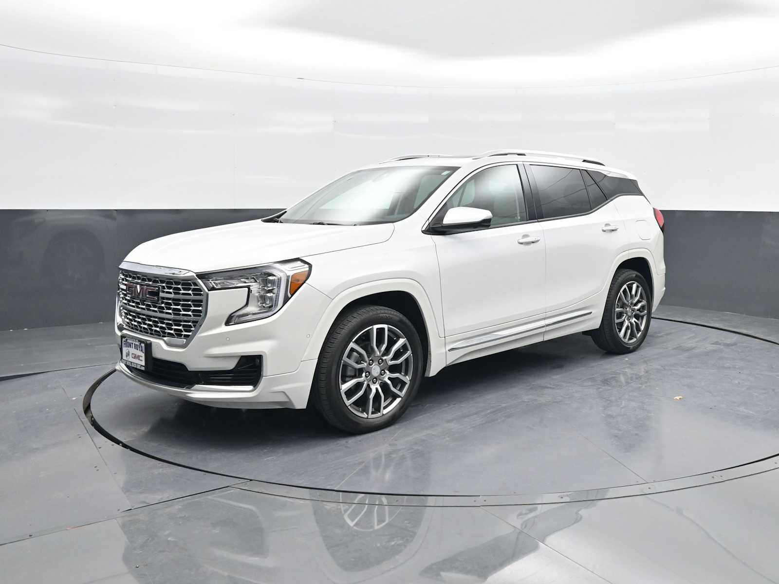Used 2024 GMC Terrain Denali w/ Denali Premium Package image 4