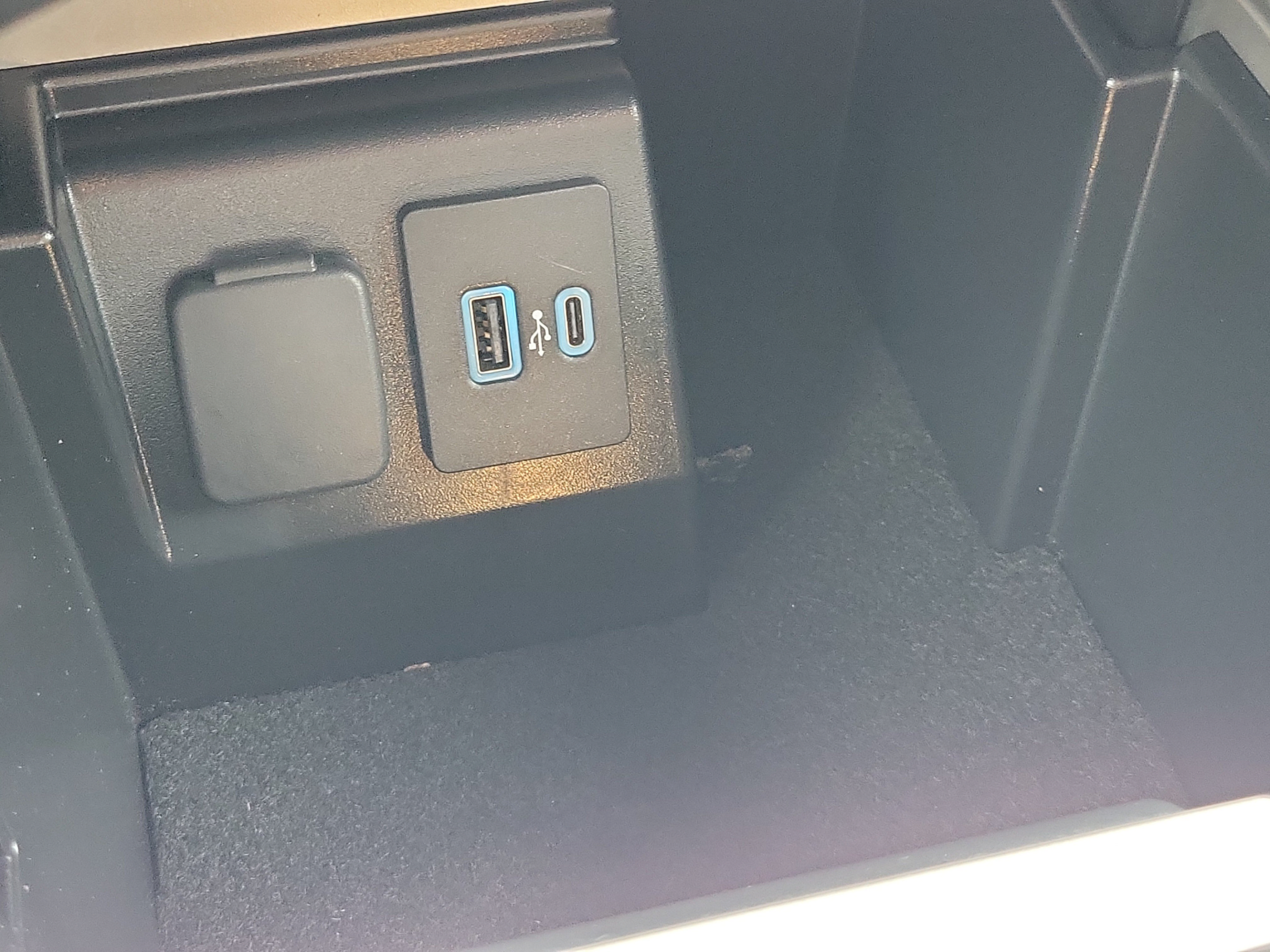 Used 2022 Ford Explorer XLT w/ Equipment Group 202A AWD/4WD image 28