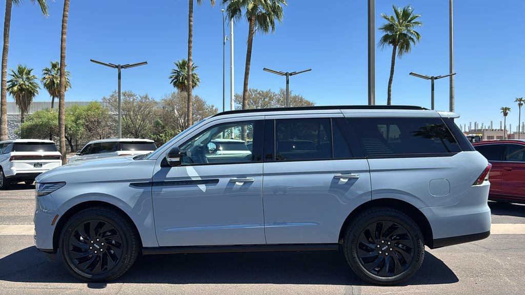 New 2026 Lincoln Navigator Reserve w/ Jet Appearance Package AWD/4WD image 4