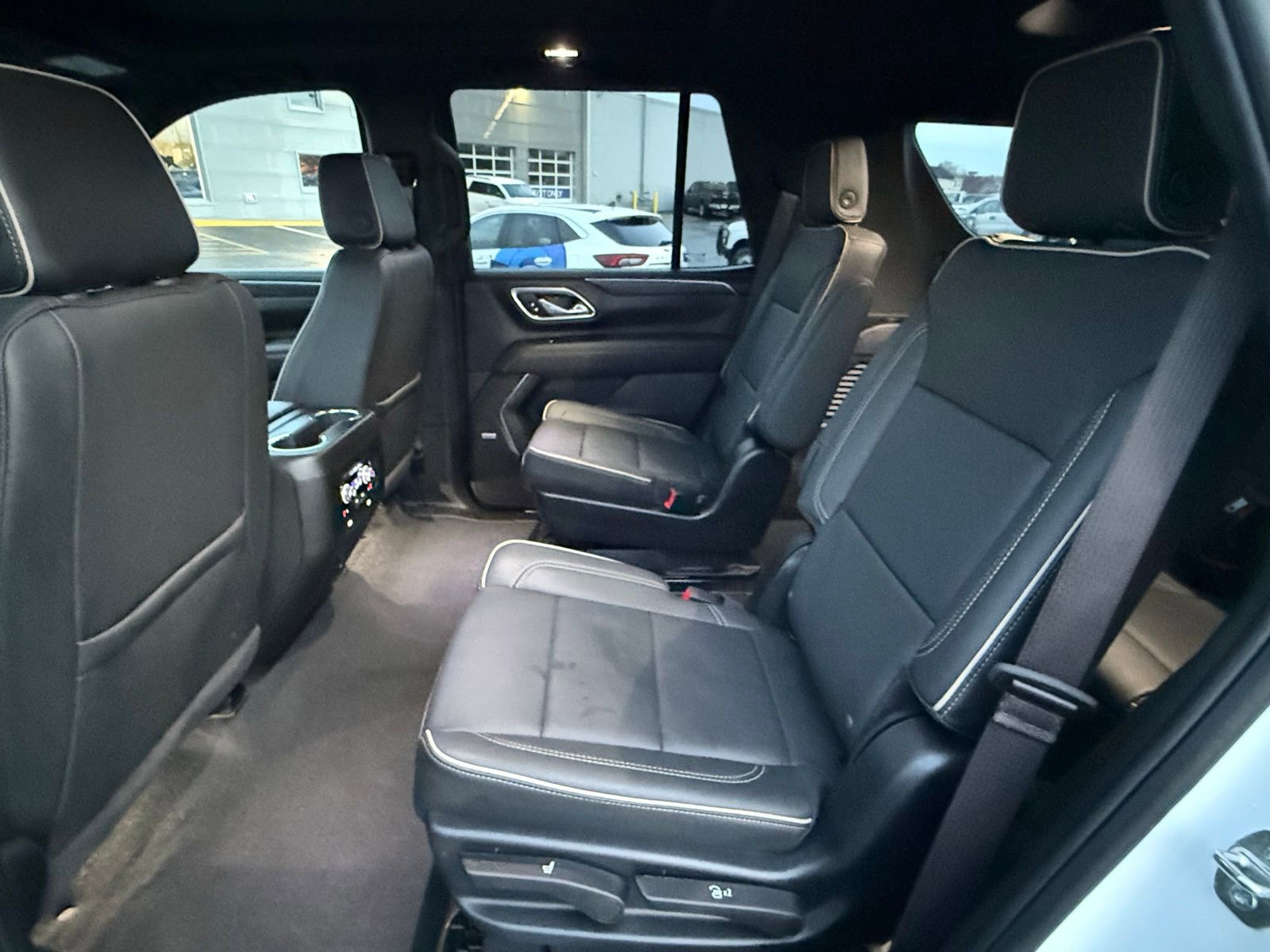 Used 2024 GMC Yukon SLT w/ SLT Luxury Package image 13