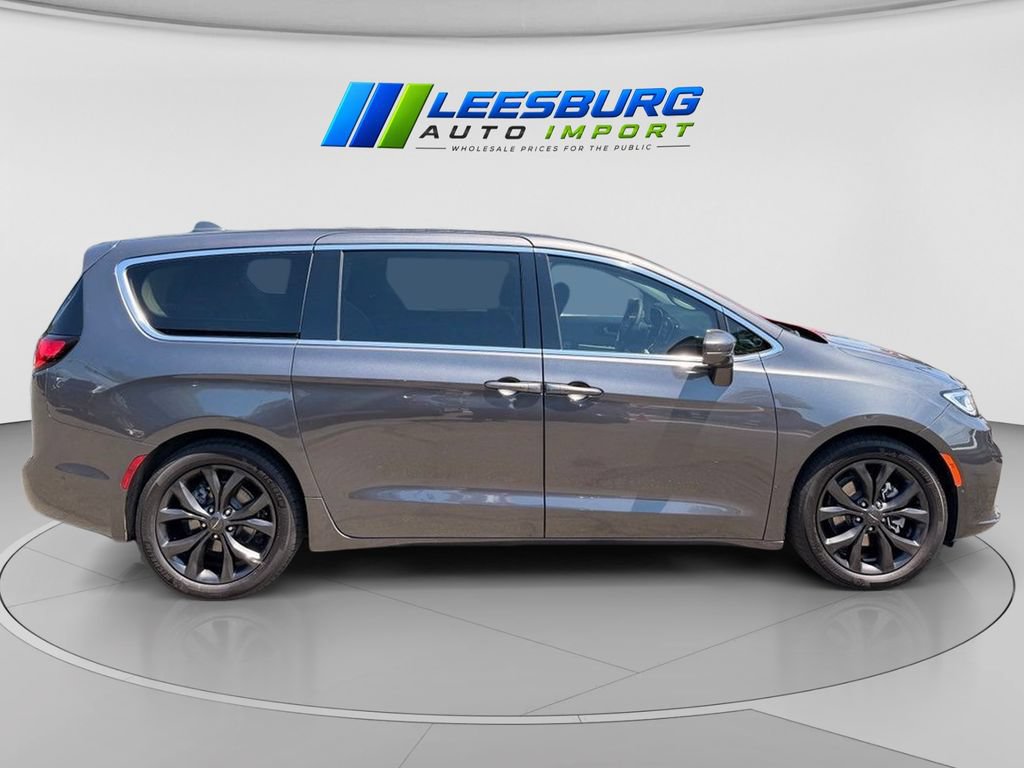 Used 2022 Chrysler Pacifica Touring-L w/ Uconnect Theater Family Group FWD image 4