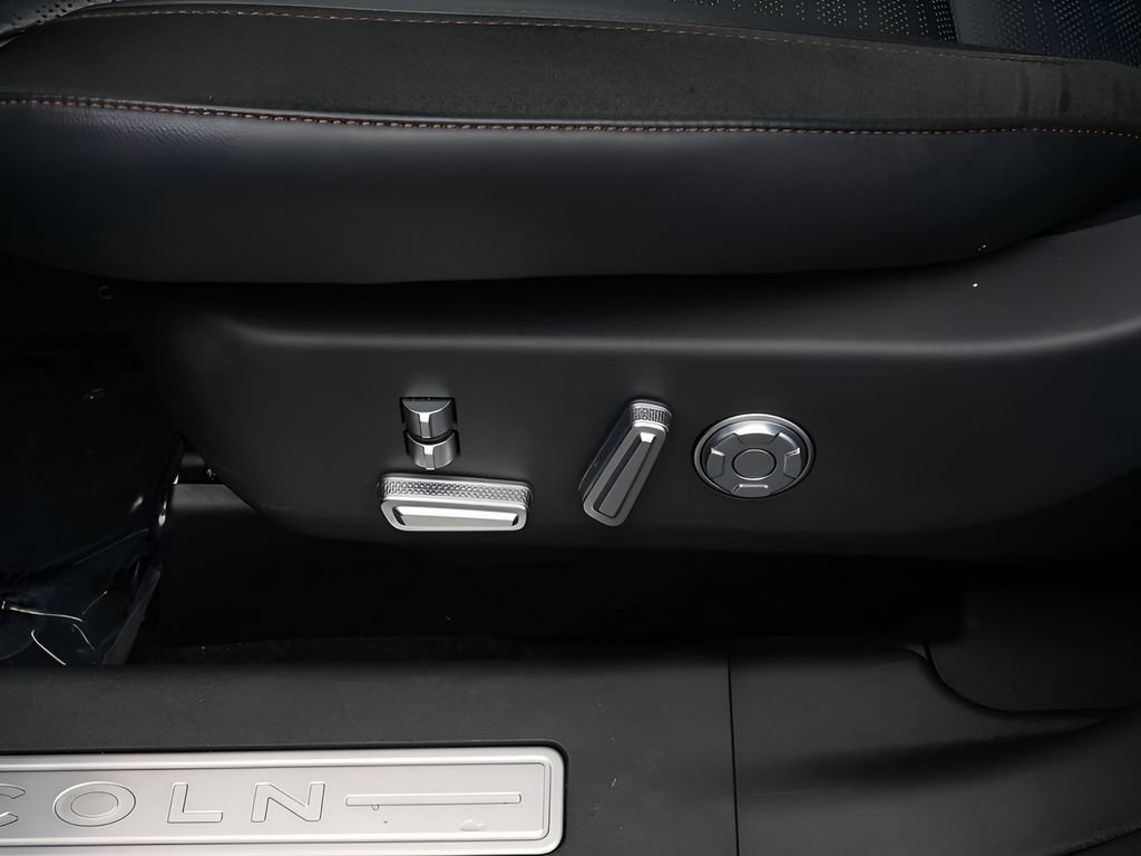 Used 2025 Lincoln Nautilus Reserve AWD/4WD image 16