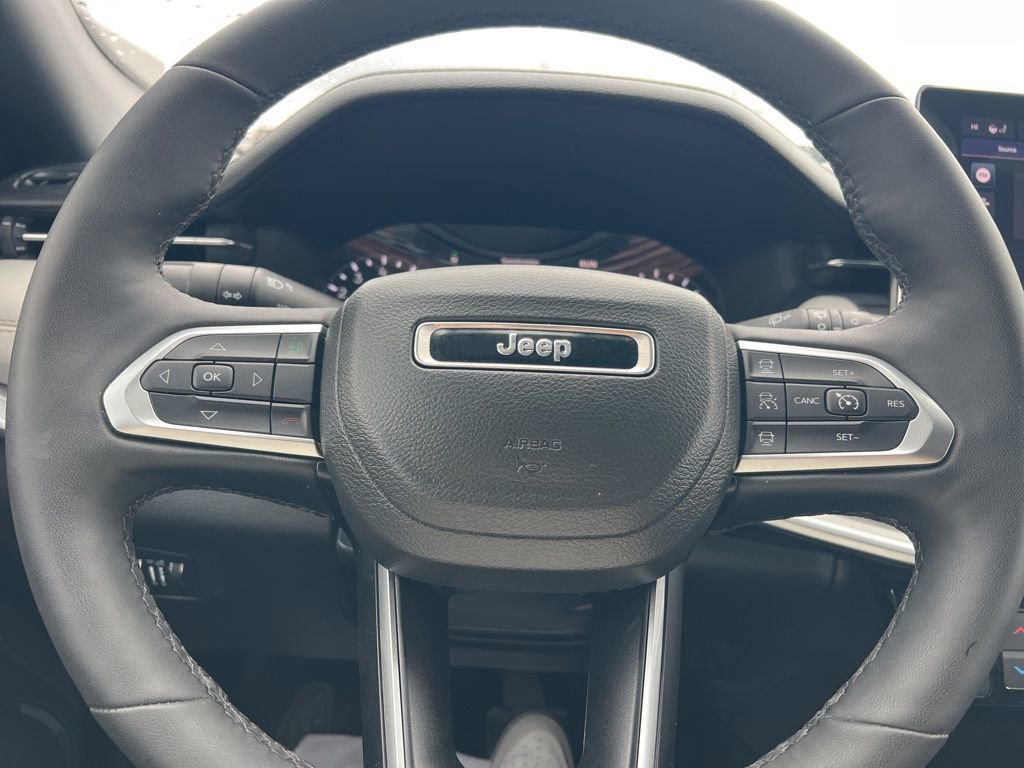 Used 2025 Jeep Compass Limited image 19