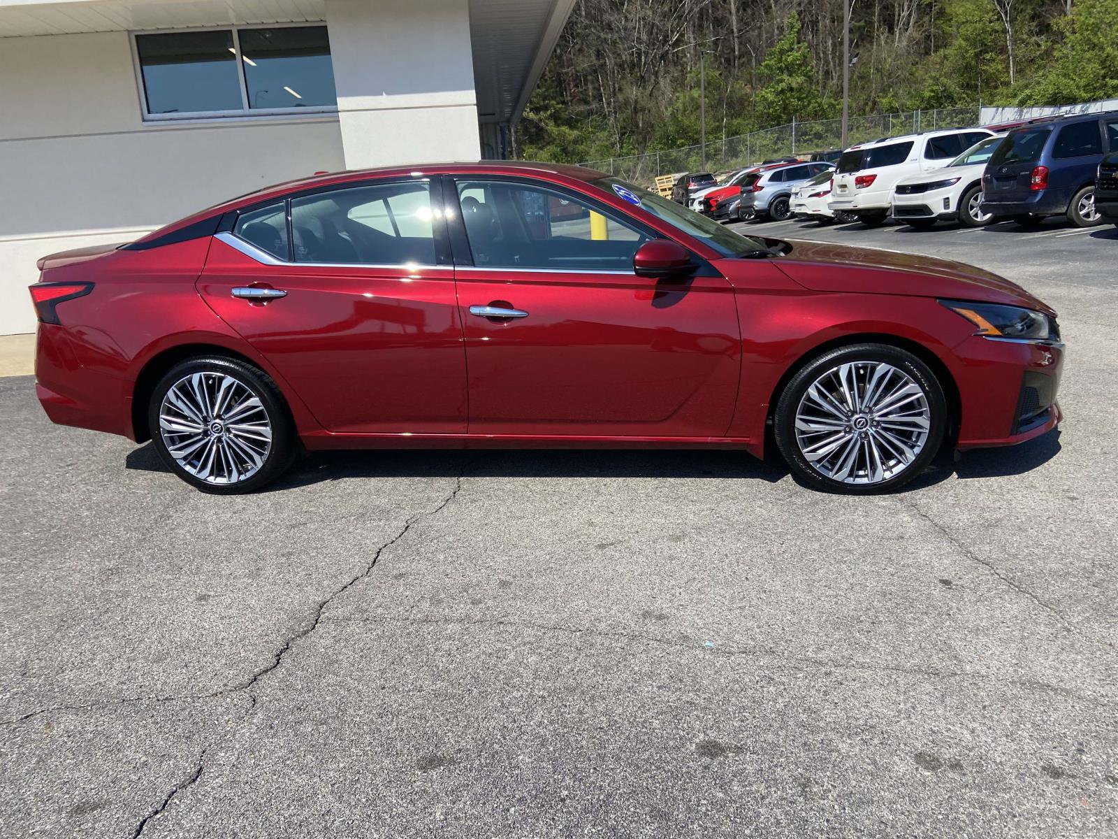 Used 2025 Nissan Altima 2.5 SL FWD image 2