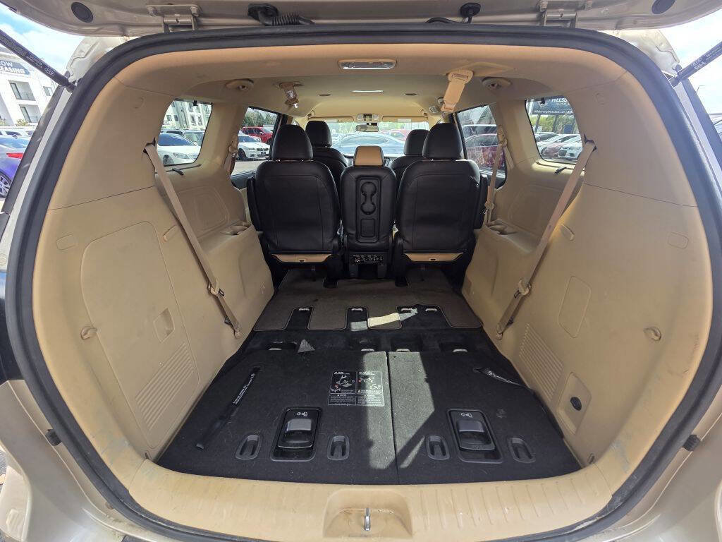 Used 2017 Kia Sedona LX w/ LX Essentials Premium Package image 26