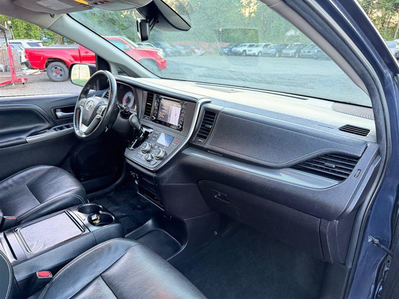 Used 2018 Toyota Sienna SE Premium w/ Carpet Mat Package FWD image 14