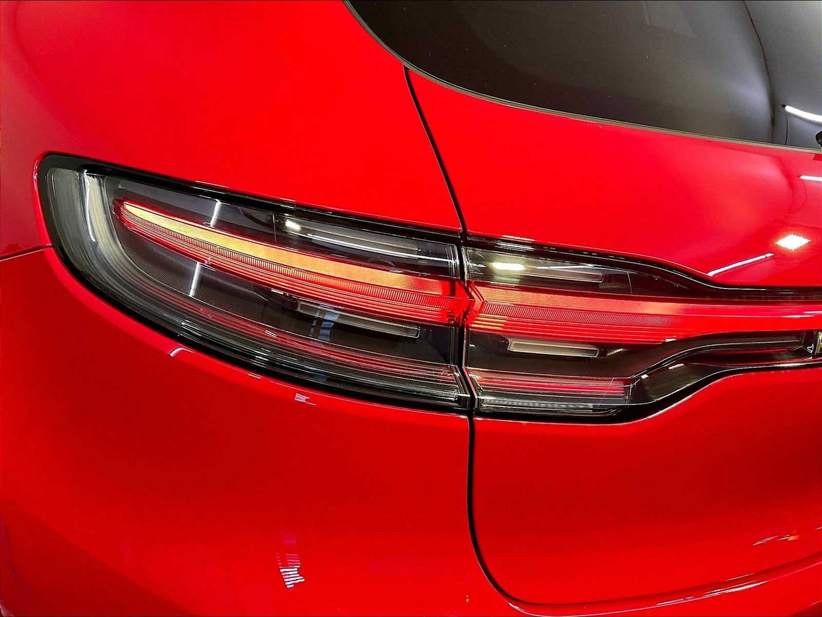 Certified 2023 Porsche Macan AWD/4WD image 30