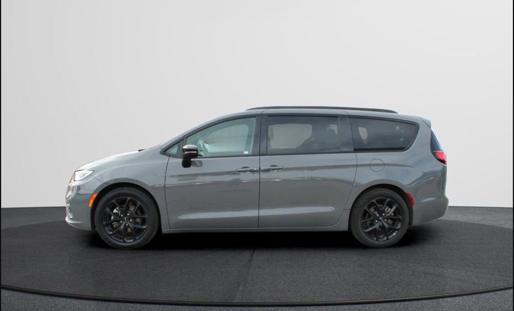 Used 2025 Chrysler Pacifica Select image 2