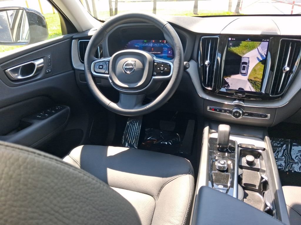 Used 2025 Volvo XC60 B5 Plus image 10
