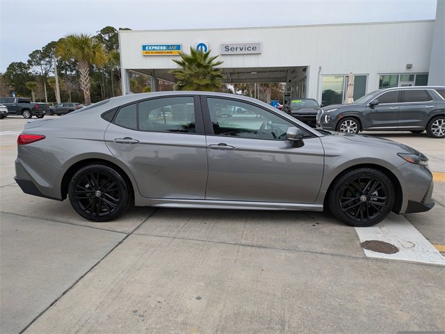 Used 2025 Toyota Camry SE image 3