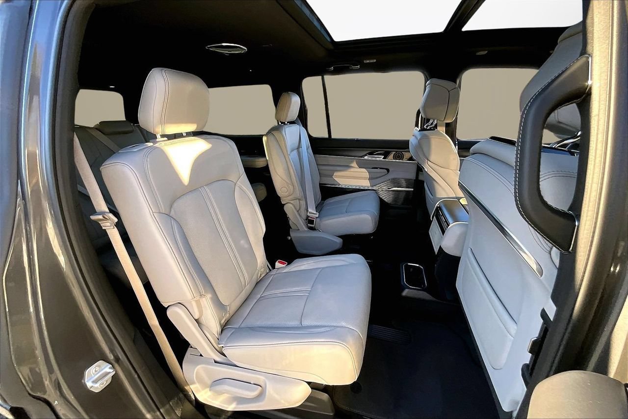 New 2026 Jeep Grand Wagoneer Summit w/ Premium Group III AWD/4WD image 19
