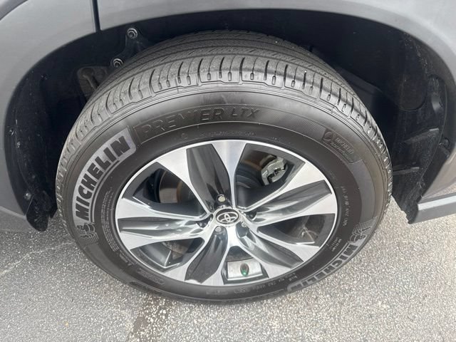 Used 2025 Toyota Highlander XLE FWD image 11