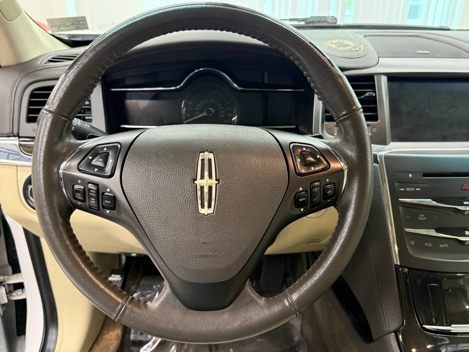 Used 2013 Lincoln MKS AWD image 29