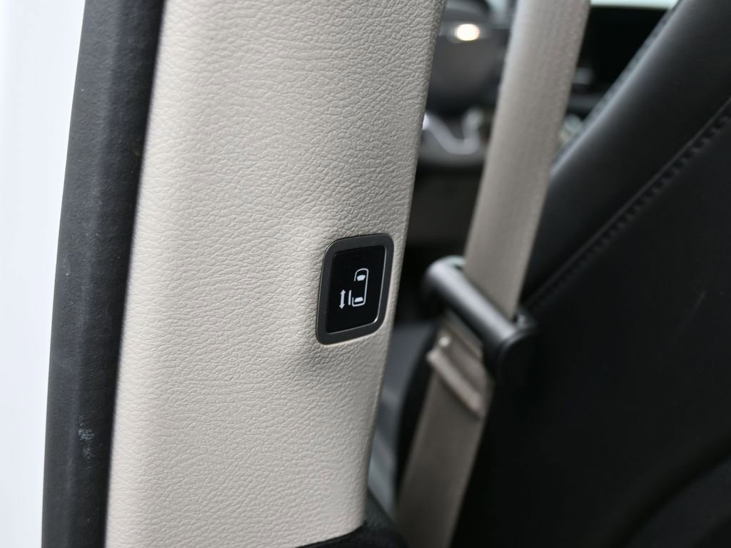 Used 2023 Chrysler Pacifica Touring-L image 34