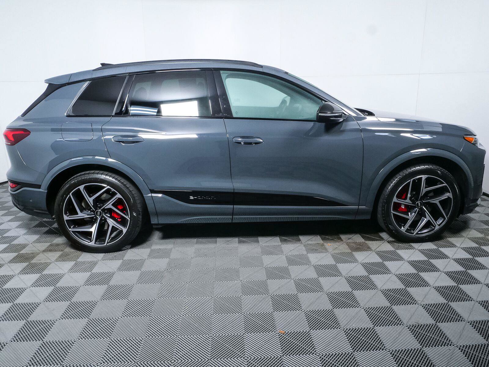 Used 2025 Audi SQ6 e-tron Prestige w/ 21" Black Optic Wheel Package AWD/4WD image 2