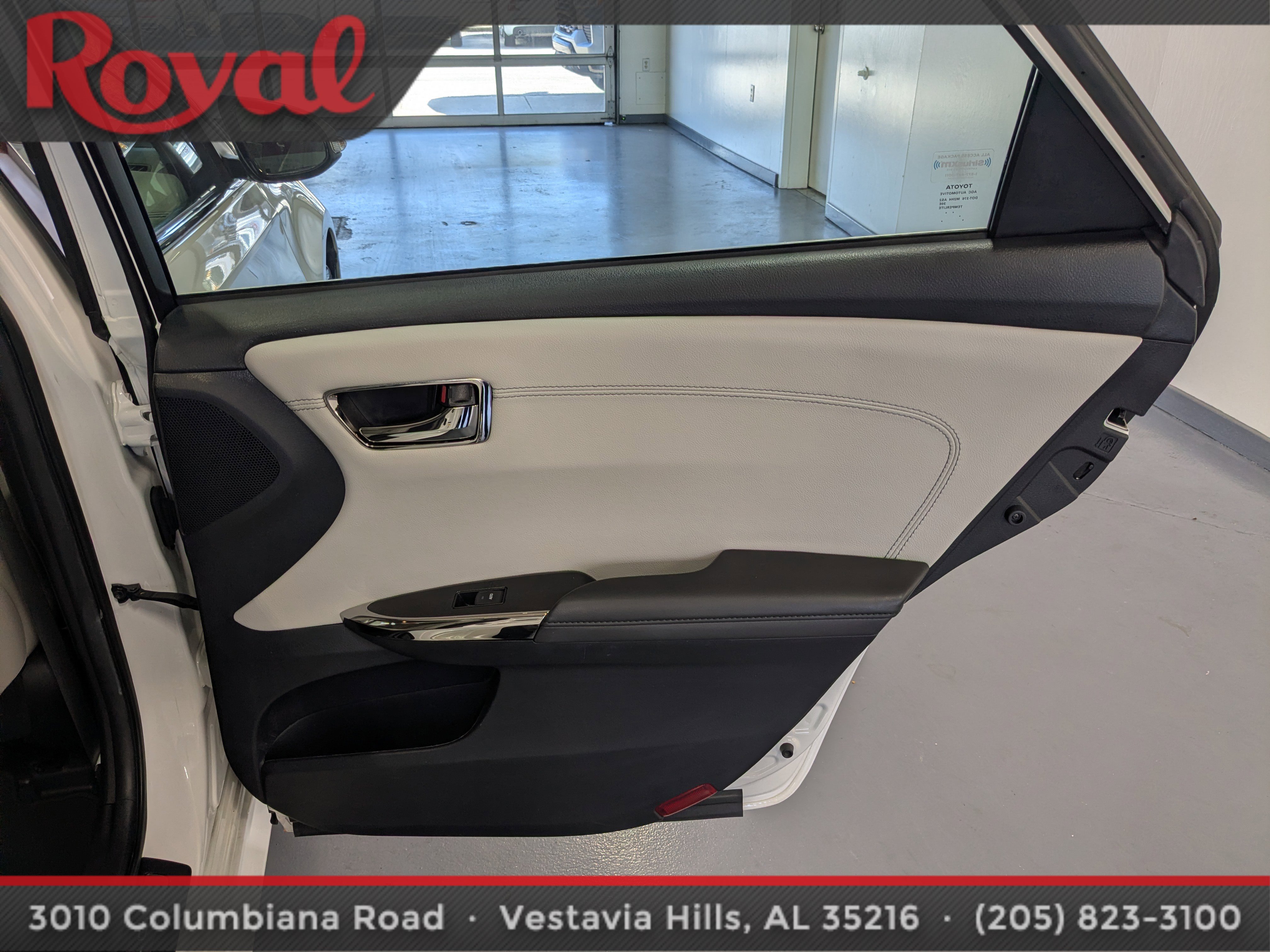 Used 2016 Toyota Avalon Limited image 9