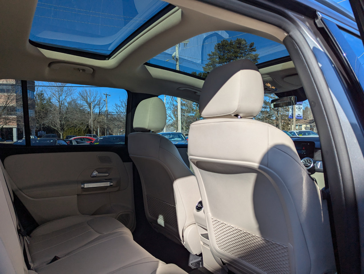 Used 2022 Mercedes-Benz EQB 300 4MATIC image 46