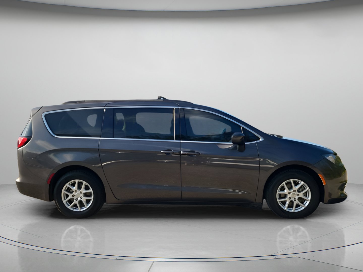Used 2020 Chrysler Voyager Lxi image 4